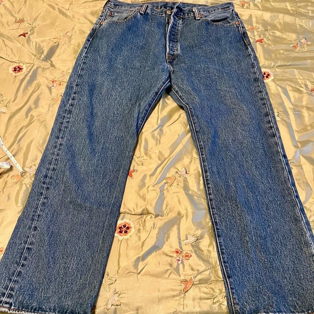 #6 Levi Strauss 501 Blue Jeans W/36 L/29 
5 buttons closure/5 pockets